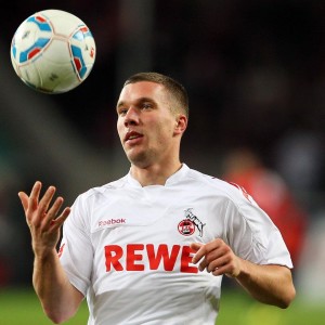 ky体育竞猜-球迷“热血”撑场：足球狂欢让整个欧洲沸腾，球迷们的疯狂表现令人不得不承认足球的魅力